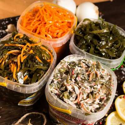 Салат из морской капусты с крабовыми палочками 